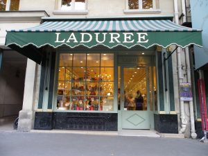 Boutique_Ladurée_au_16_rue_Royale_à_Paris